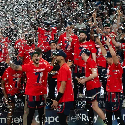 Final Copa del Rey - Real Madrid vs. Baskonia: Integrantes del Baskonia con el trofeo de Copa