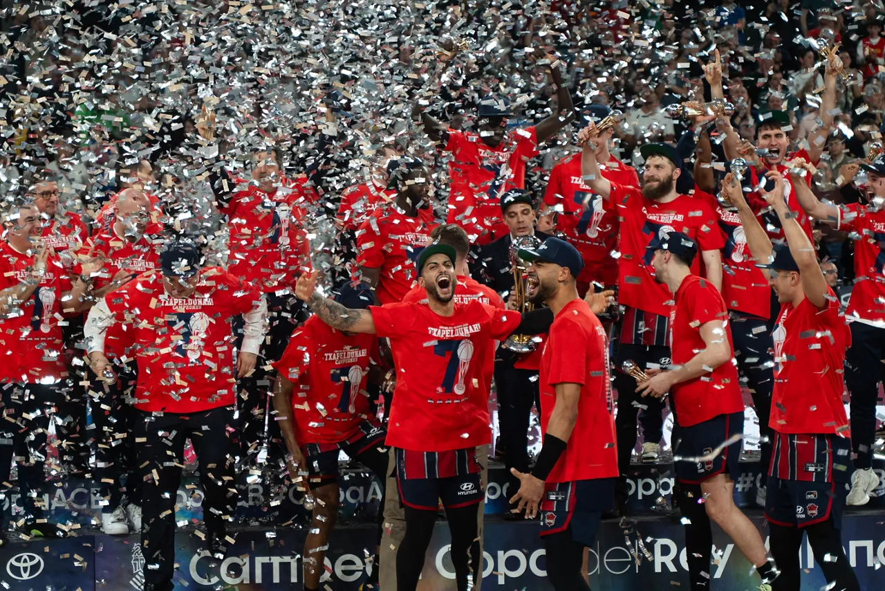 Final Copa del Rey - Real Madrid vs. Baskonia: Integrantes del Baskonia con el trofeo de Copa