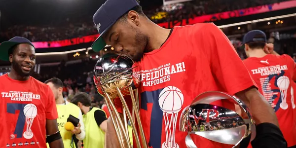 El base del Baskonia Trent Forrest posa con los trofeos de campeón y de mejor jugador del torneo. Foto: EFE