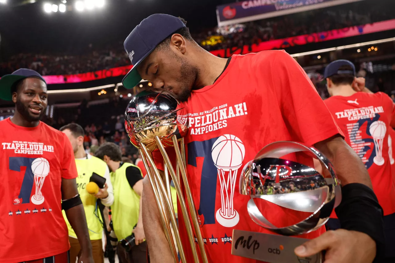 El base del Baskonia Trent Forrest posa con los trofeos de campeón y de mejor jugador del torneo. Foto: EFE