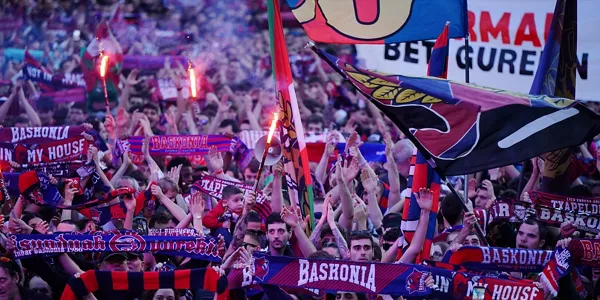 Baskoniako zaleek lepo bete dute Andre Maria Zuriaren plaza. Argazkia: Europa Press