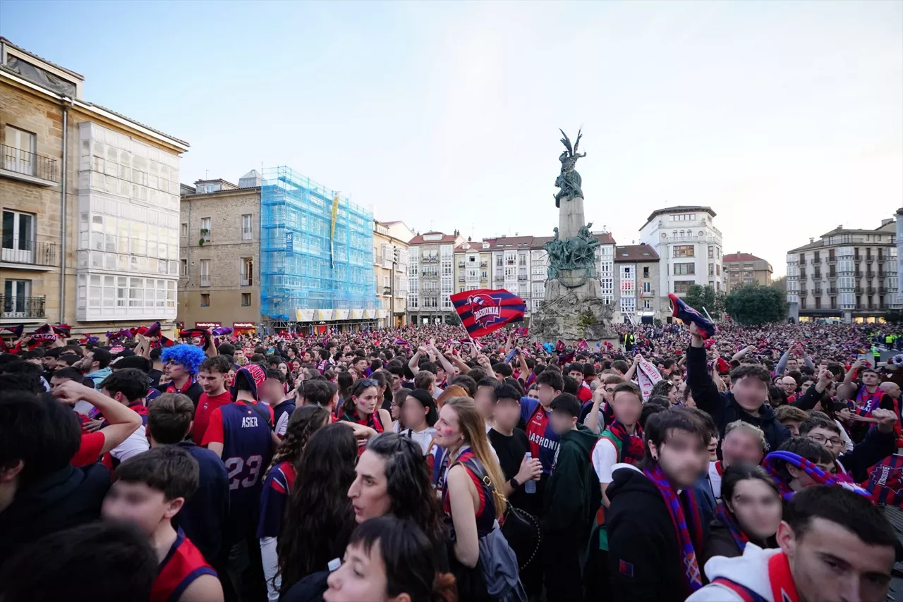 Decenas de aficionados del Kosner Baskonia durante la celebración del título de campeones de la Copa del Rey de Baloncesto, a 24 de febrero de 2026, en Vitoria, Álava, País Vasco (España). El Kosner Baskonia ha ganado (89-100) este domingo al Real Madrid y se ha proclamado campeón de la Copa del Rey 2026 celebrada en el Roig Arena de Valencia, de la mano de Timothé Luwawu-Cabarrot y Trent Forrest, en una final inédita que tuvo varios cambios de mando pero con un arreón final baskonista que les llevó a sumar su séptima Copa en diez finales jugadas, siendo ésta la primera desde 2009.



Iñaki Berasaluce / Europa Press

24 FEBRERO 2026;COPA DEL REY;RÚA;BALONCESTO;JUGADORES;CELEBRACIÓN;;PIXELADA

24/2/2026