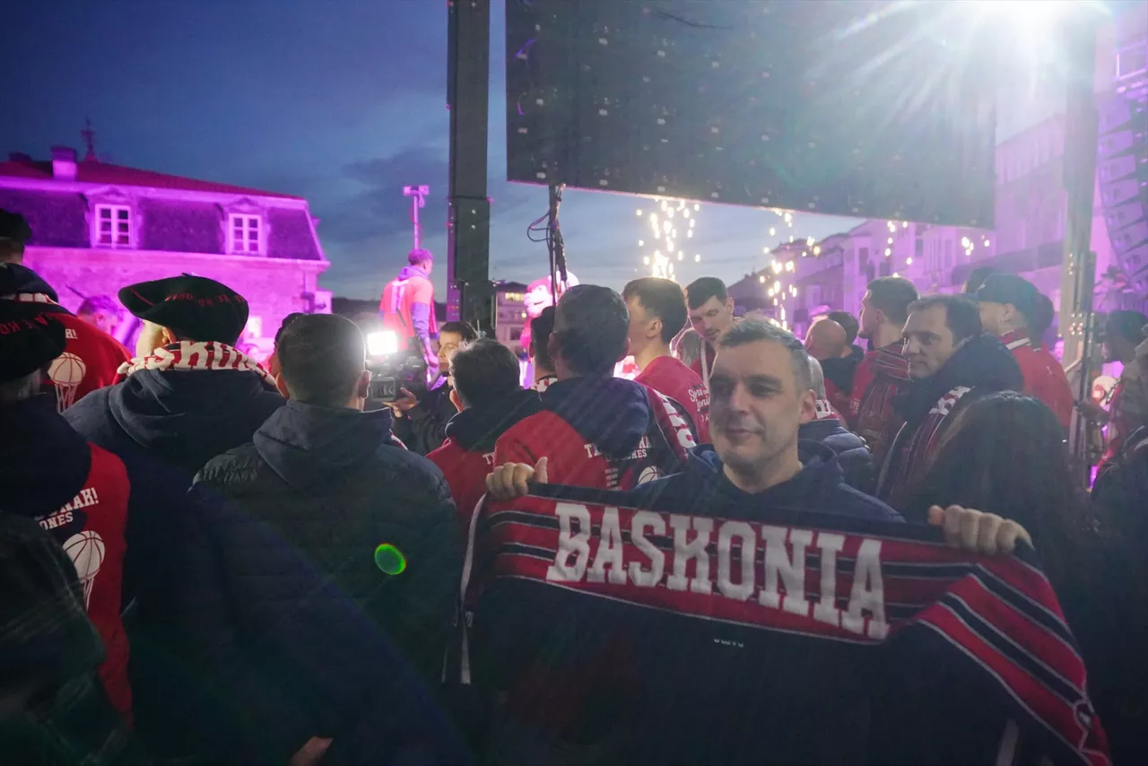 Paolo Galbiati, Baskoniaren bufanda batekin. Argazkia: Europa Press