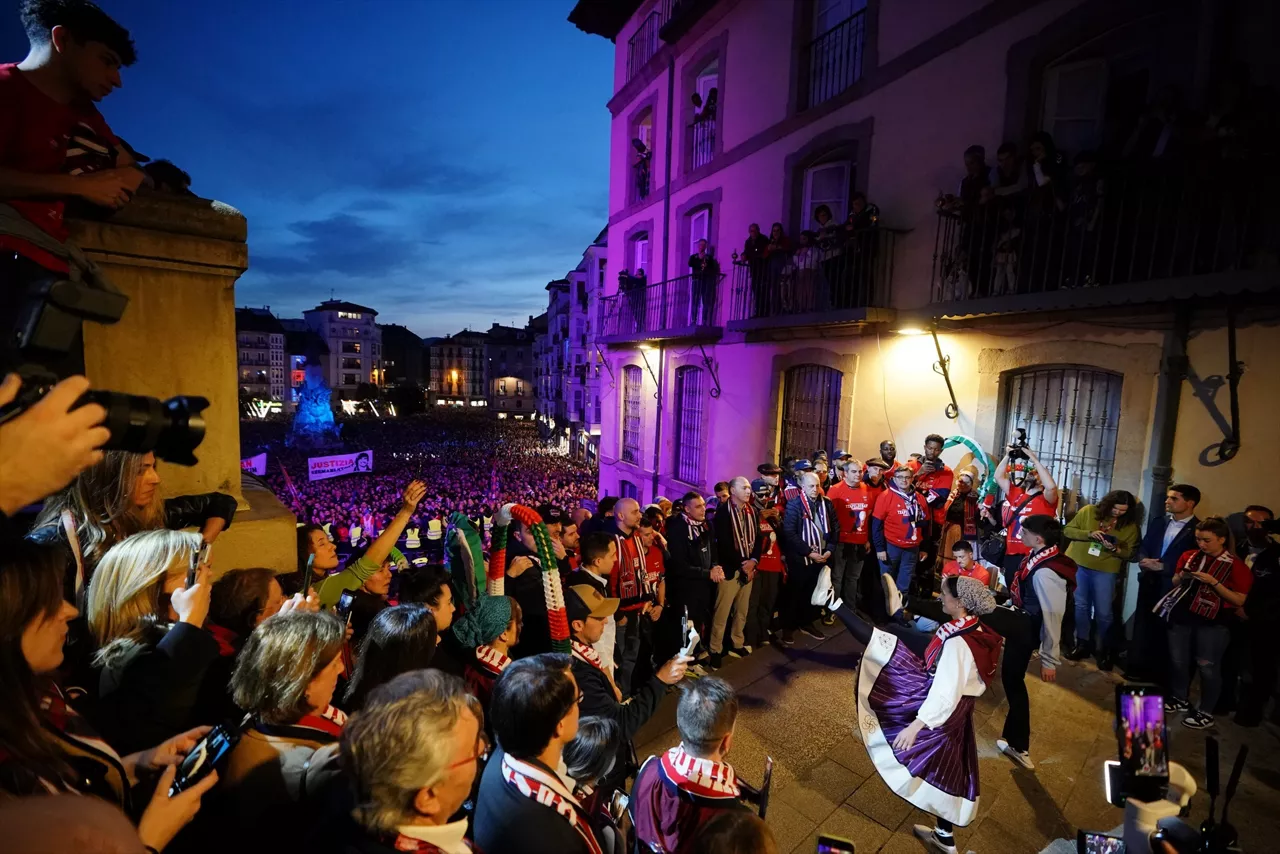 Aurreskua txapeldunen omenez. Argazkia: Europa Press