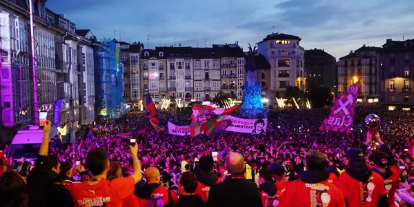 Baskoniako zaleak, bere taldearekin bat. Argazkia: Europa Press