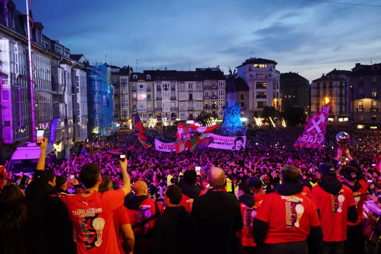 Cientos de aficionados del Kosner Baskonia durante la celebración del título de campeones de la Copa del Rey de Baloncesto, a 24 de febrero de 2026, en Vitoria, Álava, País Vasco (España). El Kosner Baskonia ha ganado (89-100) este domingo al Real Madrid y se ha proclamado campeón de la Copa del Rey 2026 celebrada en el Roig Arena de Valencia, de la mano de Timothé Luwawu-Cabarrot y Trent Forrest, en una final inédita que tuvo varios cambios de mando pero con un arreón final baskonista que les llevó a sumar su séptima Copa en diez finales jugadas, siendo ésta la primera desde 2009.



Iñaki Berasaluce / Europa Press

24 FEBRERO 2026;COPA DEL REY;RÚA;BALONCESTO;JUGADORES;CELEBRACIÓN;;PIXELADA

24/2/2026