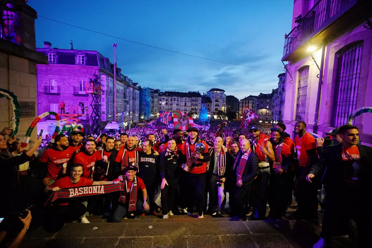 Celebración del título de campeones de la Copa del Rey de Baloncesto, a 24 de febrero de 2026, en Vitoria, Álava, País Vasco (España). El Kosner Baskonia ha ganado (89-100) este domingo al Real Madrid y se ha proclamado campeón de la Copa del Rey 2026 celebrada en el Roig Arena de Valencia, de la mano de Timothé Luwawu-Cabarrot y Trent Forrest, en una final inédita que tuvo varios cambios de mando pero con un arreón final baskonista que les llevó a sumar su séptima Copa en diez finales jugadas, siendo ésta la primera desde 2009.



Iñaki Berasaluce / Europa Press

24 FEBRERO 2026;COPA DEL REY;RÚA;BALONCESTO;JUGADORES;CELEBRACIÓN;

24/2/2026