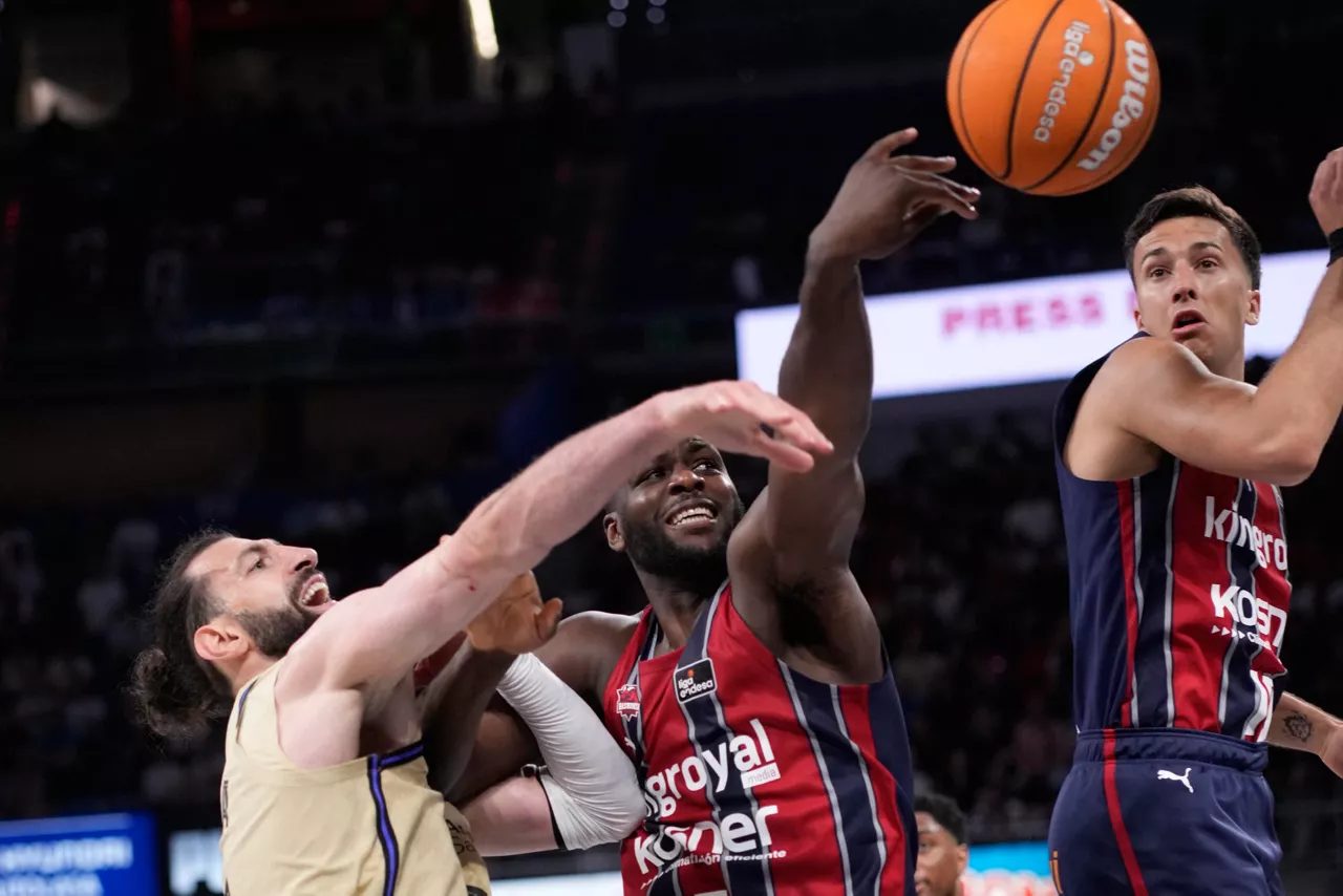 VITORIA, 26/04/2026.- El pívot georgiano del FC Barcelona Shengelia y el pívot nigeriano del Baskonia Eugene Omoruyi pelean por el balón, durante el encuentro correspondiente a la 28ª jornada de Liga Endesa, disputado este domingo en Fernando Buesa Arena de Vitoria. EFE/ Adrián Ruiz Hierro
