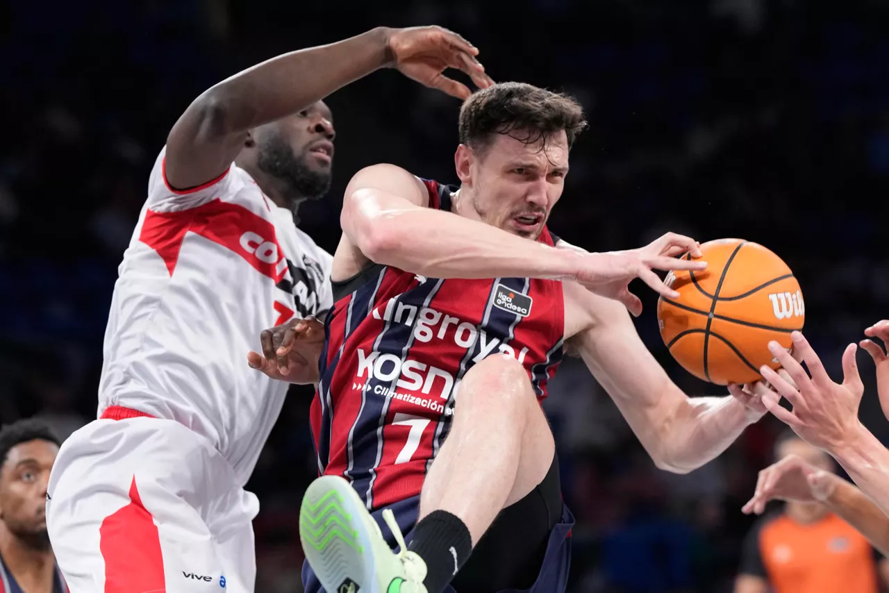 VITORIA-GASTEIZ, 17/05/2026.- El alero del Baskonia Rodions Kurucs (d) disputa un balón con el alero del Granada Babatunde Olumuyiwa (i) durante el encuentro de la jornada 32 de la Liga Endesa entre Kosner Baskonia y Covirán Granada celebrado este domingo en el Fernando Buesa Arena de Vitoria. EFE/ Adrián Ruiz Hierro
