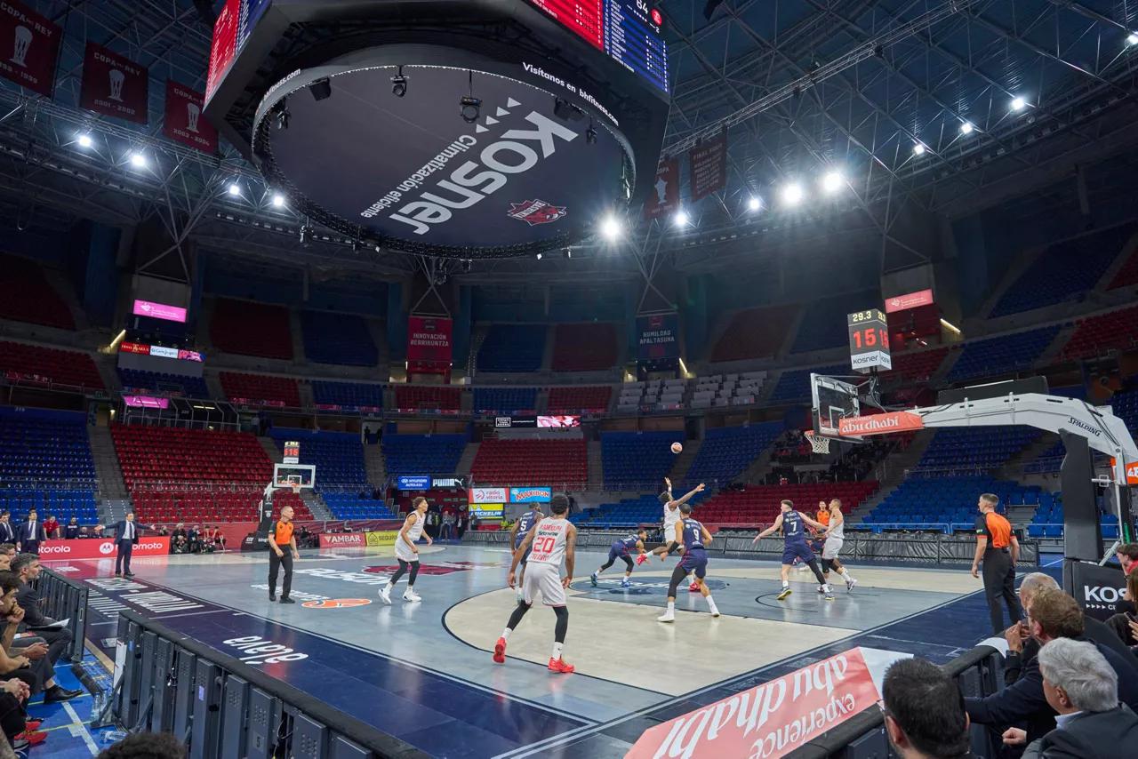 VITORIA, 27/03/2026 .- Gradas vacías durante partido de la Euroliga de baloncesto entre el Baskonia y el Hapoel Tel Aviv, este viernes en el Fernando Buesa Arena de Vitoria. EFE / ADRIAN RUIZ HIERRO
