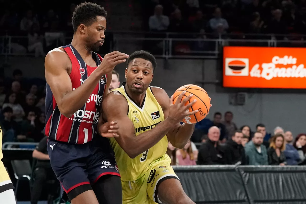 VITORIA , 08/03/2026.- El pívot guineano del Baskonia, Mamadi Diakité (i) defiende al alero canadiense del Hiopos Lleida Melvin Ejim durante el partido de Liga Endesa de baloncesto entre Kosner Baskonia e Hiopos Lleida, este domingo en el Fernando Buesa Arena. EFE / L. Rico
