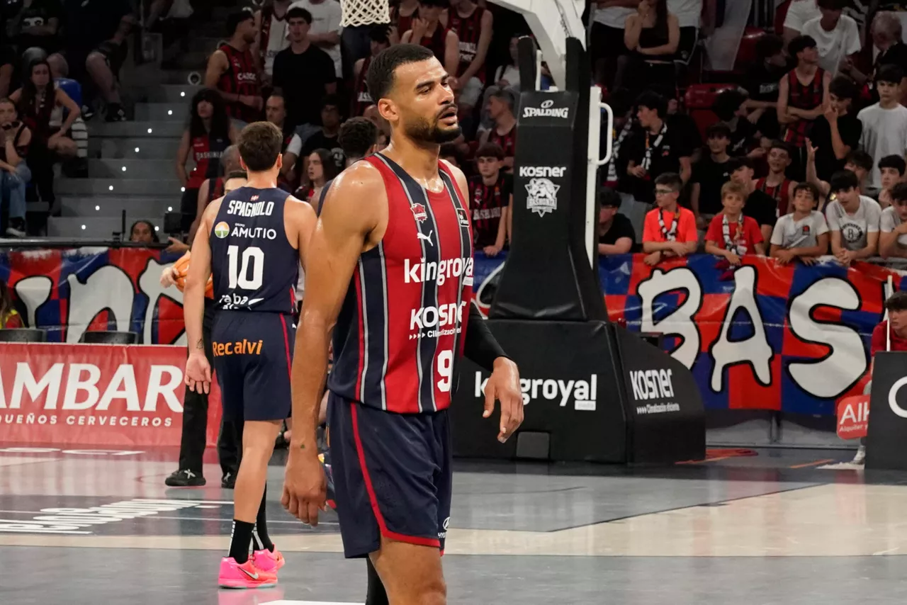 VITORIA, 07/06/2026.- El alero francés de Baskonia Timothé Luwawu-Cabarrot al finalizar el tercer partido de cuartos de final de la Liga Endesa de baloncesto entre el Baskonia y el Joventut de Badalona, este domingo en el Fernando Buesa Arena. EFE/ L. Rico
