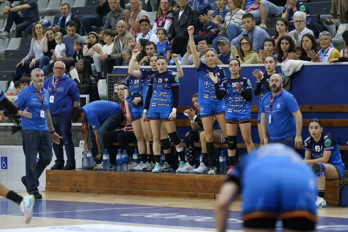 Las jugadoras del Super Amara Bera Bera celebran unos de los goles ante el Grafometal Sporting La Rioja 