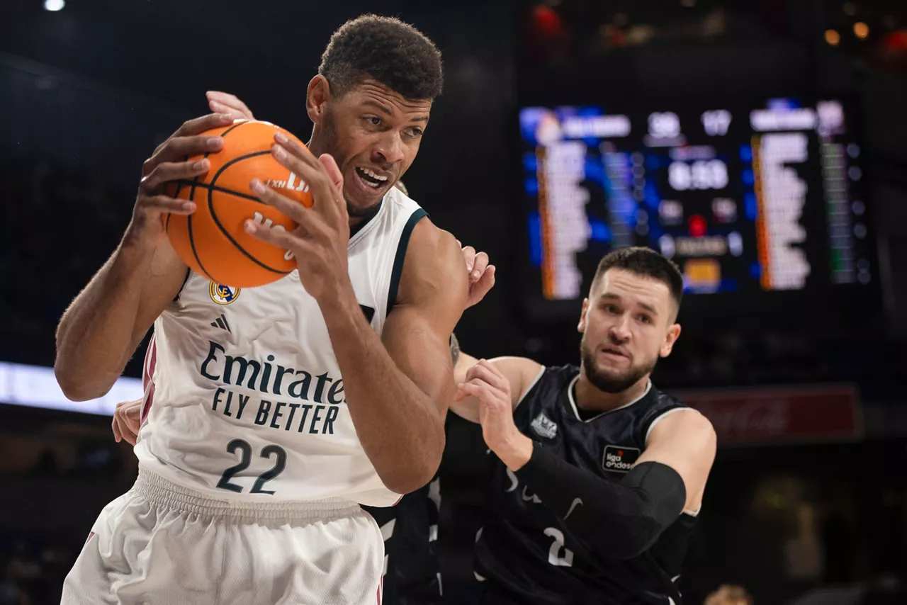 MADRID (ESPAÑA), 18/10/2026.- El pívot del Real Madrid, Samuel Tavares (i) atrapa un rebote ante el Surne Bilbao Basket durante el partido de temporada regular de la ACB disputado este domingo en Madrid. EFE/ Sergio Pérez

