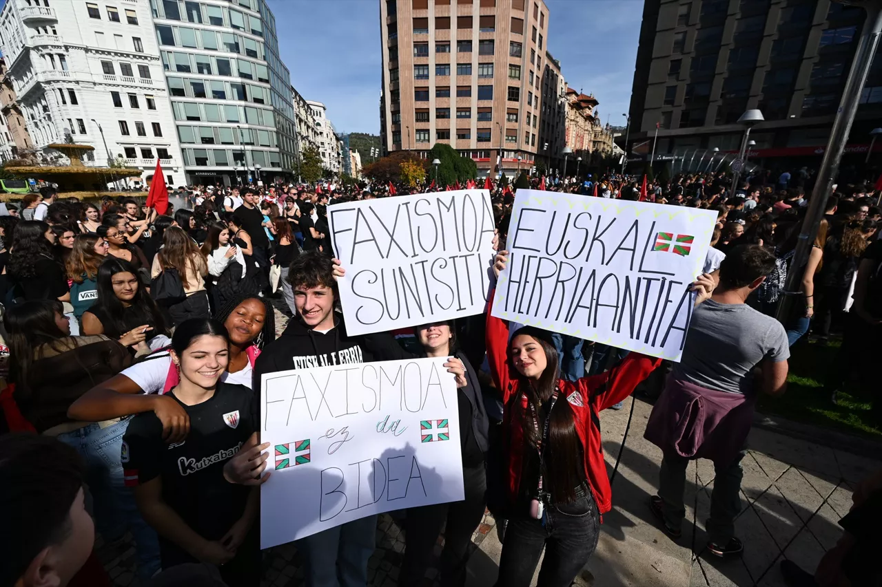 Manifestantes durante las movilizaciones por la presencia de Vito Quiles, en Plaza Elíptica, a 26 de octubre de 2026, en Bilbao, Vizcaya, País Vasco (España). El sindicato estudiantil Ikasle Sindikatua y diversos colectivos sociales y sindicales han convocado un paro estudiantil y movilizaciones en Vizcaya en respuesta a la visita del agitador ultraderechista Vito Quiles.



David de Haro / Europa Press

26/10/2026