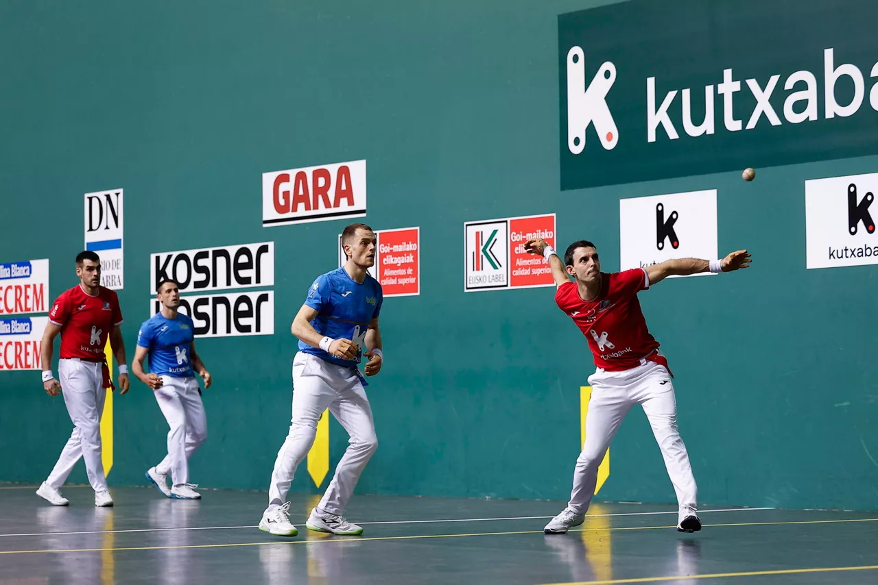 PAMPLONA, 29/03/2026.- El pelotari Altuna III (d) durante la final del XVI Campeonato de Parejas entre Altuna III-Ezkurdia y Laso-Albisu, este domingo, en Pamplona. EFE/ Villar López
