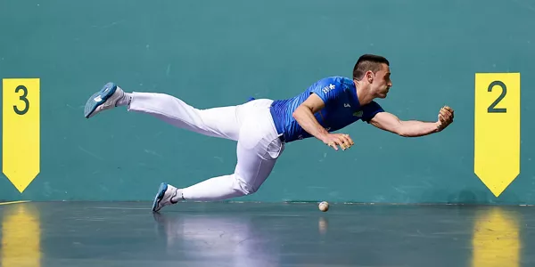 Albisu, pilota batera iritsi ezinda. Argazkia: EFE