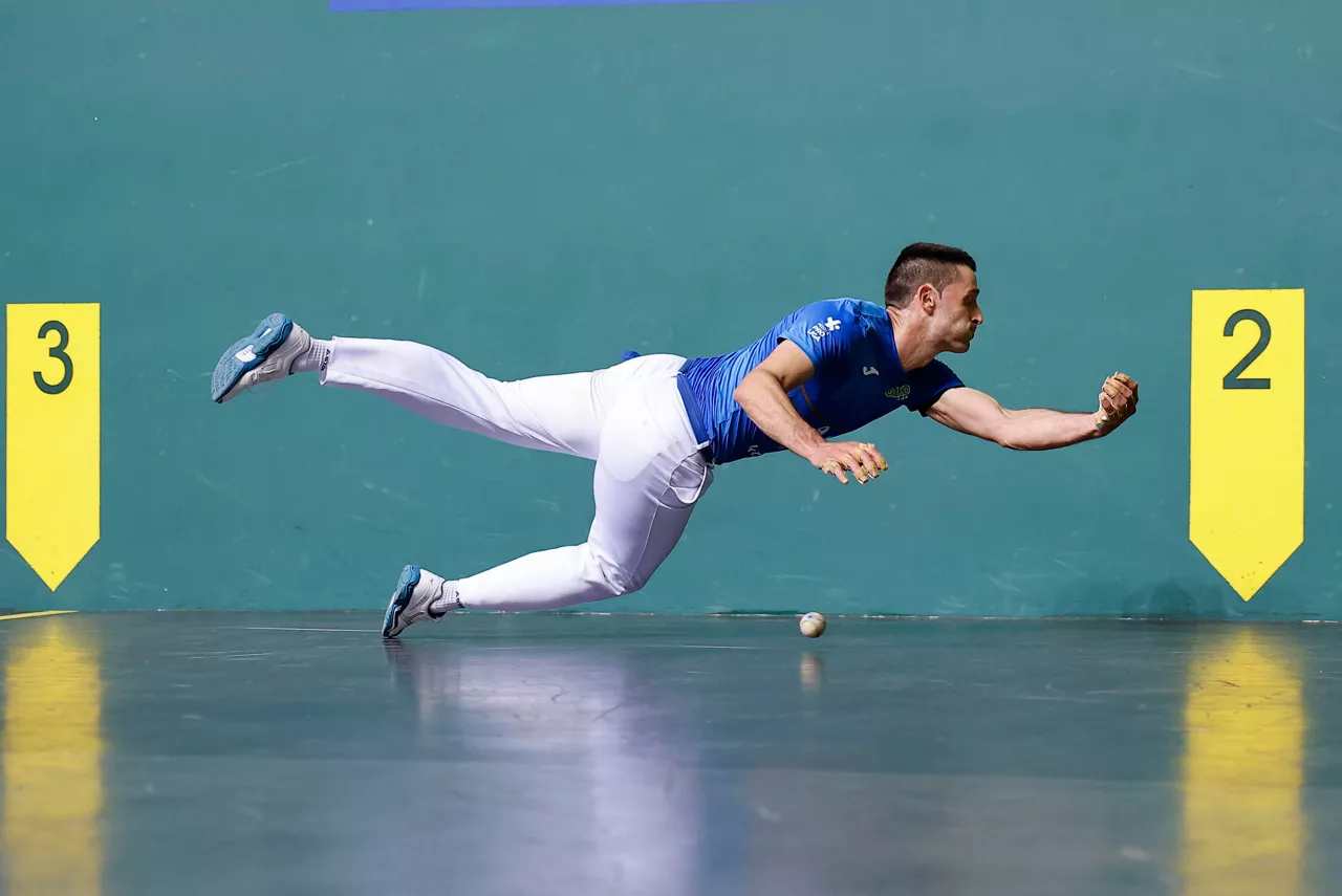 Albisu, pilota batera iritsi ezinda. Argazkia: EFE