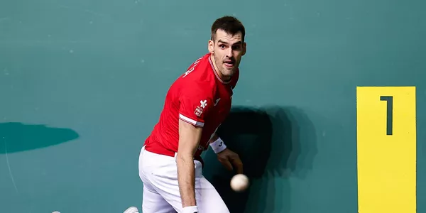 Joseba Ezkurdia, pilota bati begira. Argazkia: EFE