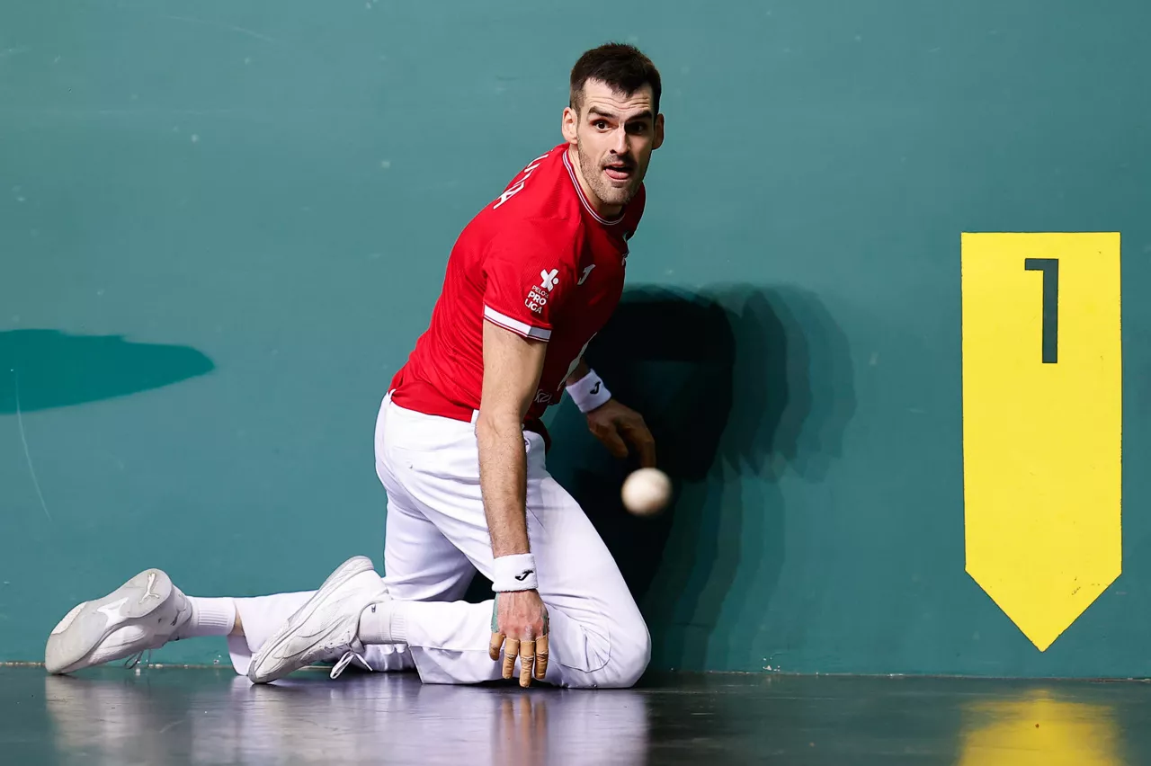 Joseba Ezkurdia, pilota bati begira. Argazkia: EFE