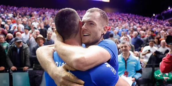 Lasoren eta Albisuren arteko besarkada, finala irabazi berritan. Argazkia: EFE