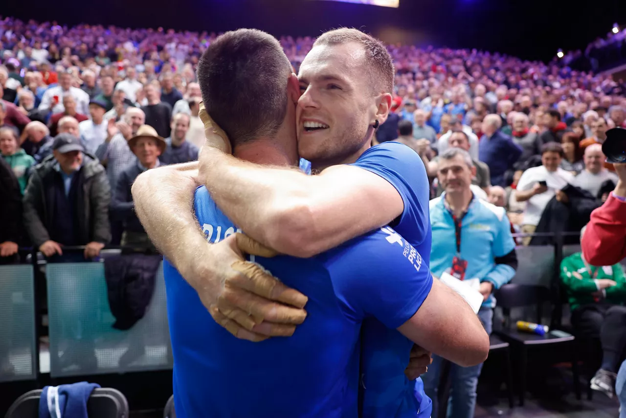 PAMPLONA, 29/03/2026.- El pelotari Unai Laso (d) celebra la victoria junto a su compañero Jon Albisu (i) tras la final del XVI Campeonato de Parejas entre Altuna III-Ezkurdia y Laso-Albisu, este domingo, en Pamplona. EFE/ Villar López
