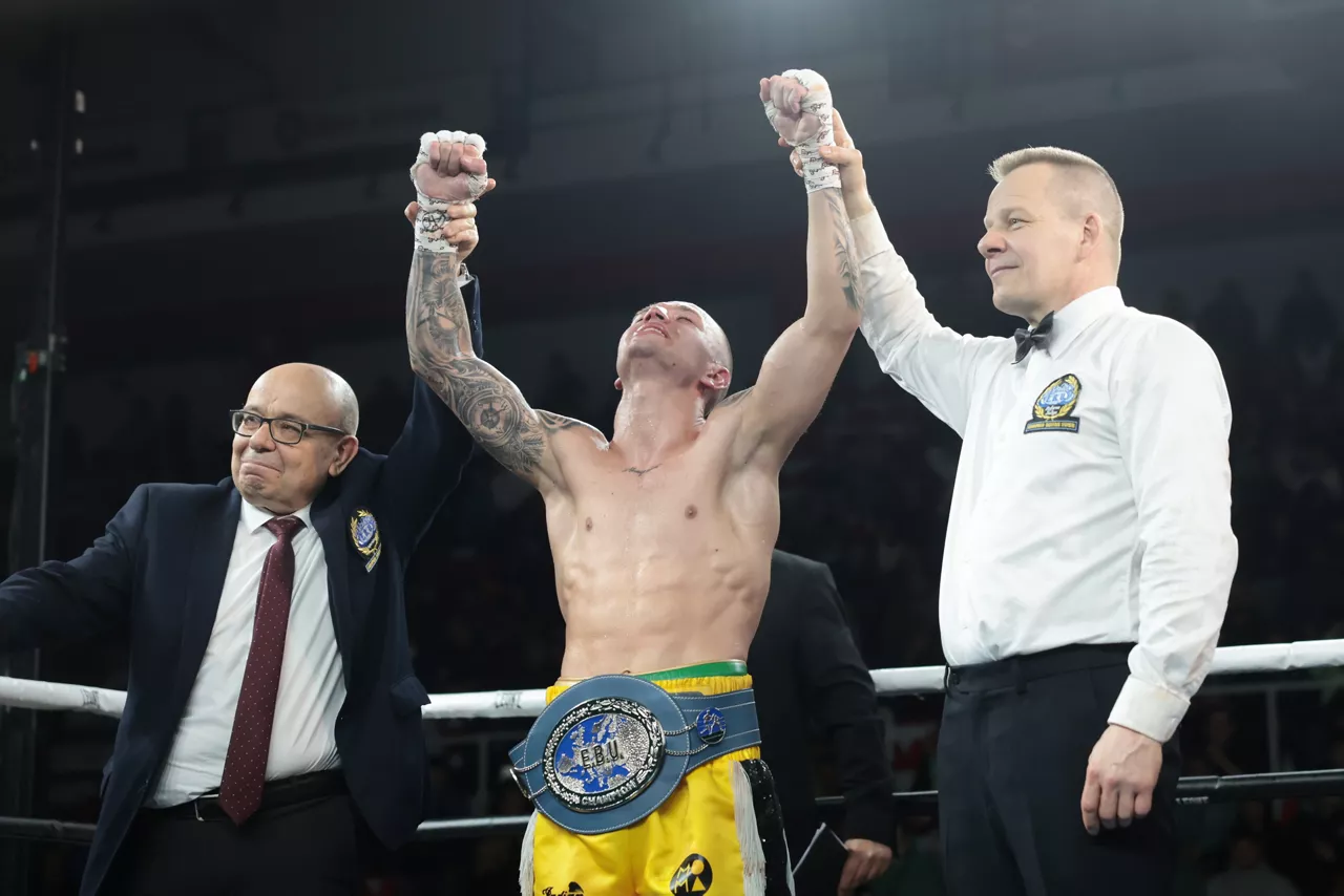 BILBAO, 14/03/2026.- El pugil Jokin García tras proclamarse campeón de la EBU Silver del peso ligero al derrotar a Gianluca Ceglia en el combate celebrado este sábado en el Pabellón Municipal de Deportes La Casilla de Bilbao. EFE / Luis Tejido.
