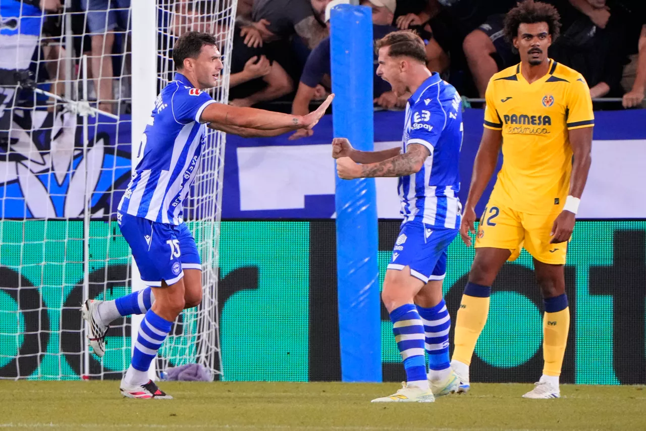 VITORIA, 28/08/2026.- El delantero argentino del Alavés Lucas Boyé (i) celebra su gol, durante el partido de Liga de Primera División entre Deportivo Alavés y Villarreal Club de Fútbol jugado este viernes en el estadio de Mendízorrotza. EFE/Adrián Ruiz Hierro
