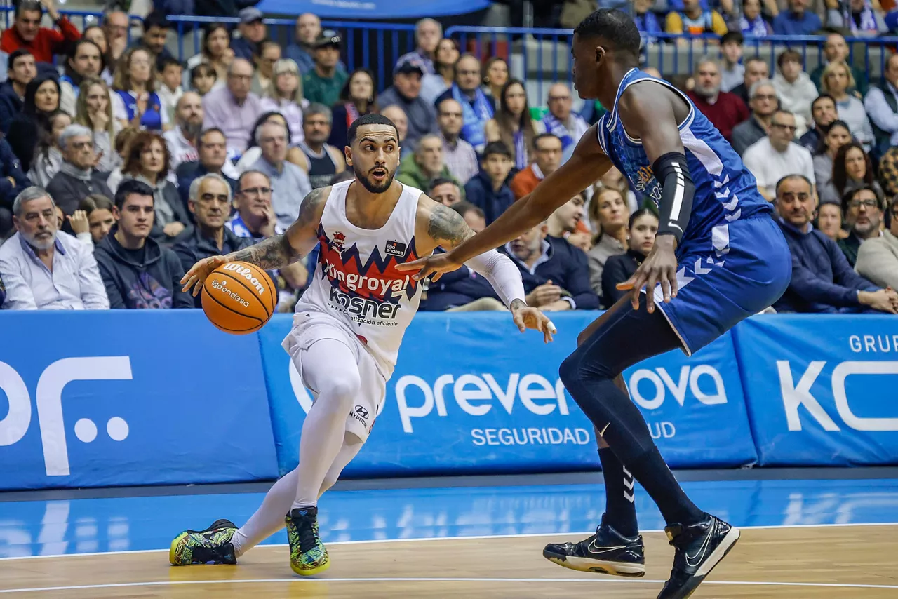 BURGOS, 15/03/2026.- Markus Howard, del Kosner Baskonia y Yannick Nzosa, del San Pablo Burgos, durante el partido de baloncesto de jornada 22 de la liga Endesa. EFE/Santi Otero
