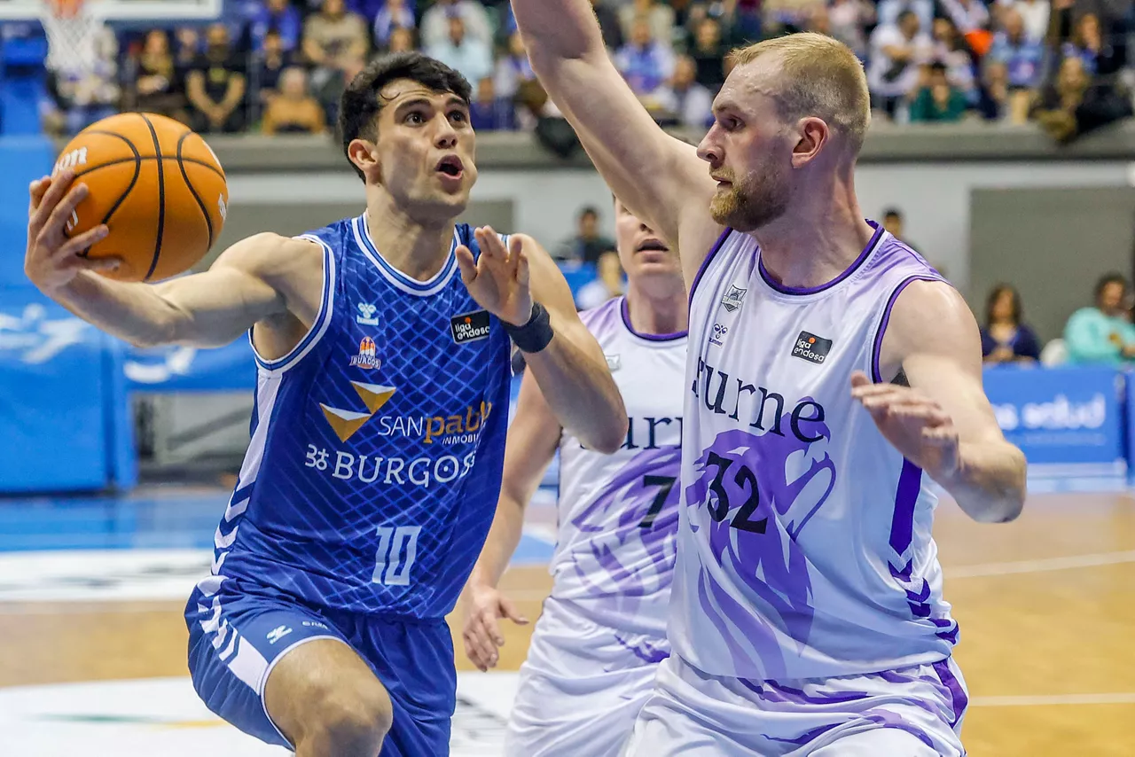 BURGOS, 07/03/2026.- El escolta argentino del San Pablo Burgos, Gonzalo Corbalán (i), intenta superar al pívot islandés del Bilbao Basket, Tryggvi Hlinason durante el partido de baloncesto de la jornada 21 de la liga Endesa entre el San Pablo Burgos y el Surne Bilbao Basket, este sábado. EFE/Santi Otero
