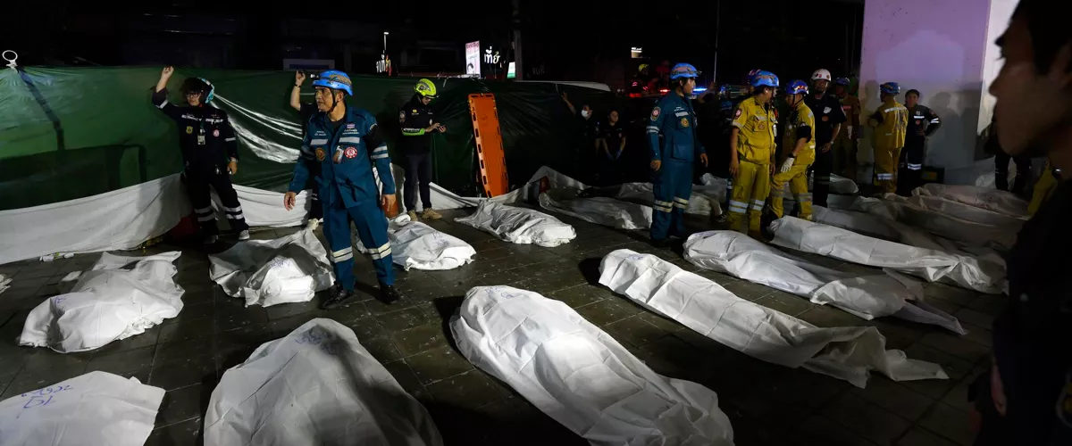 BANGKOK (Thailand), 12/07/2026.- Rescue workers recover the bodies of fire victims outside the burned pub following a fire in Bangkok, Thailand, 13 July 2026. At least 27 people were killed after a fire engulfed the pub, according to Thai Prime Minister Anutin Charnvirakul. (Tailandia) EFE/EPA/RUNGROJ YONGRIT ATTENTION: GRAPHIC CONTENT
