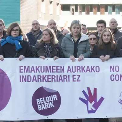 Barakaldoko Udalak elkarretaratzea egin du emakume baten hilketa matxista salatzeko