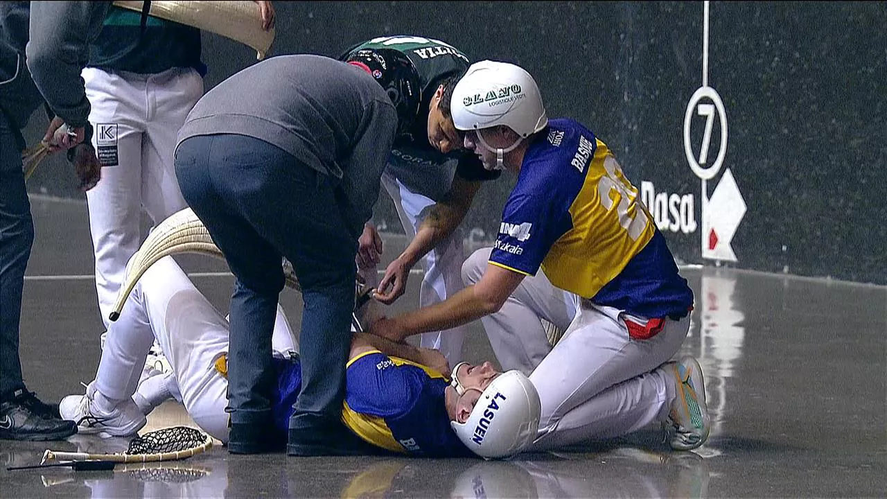 Xabier Barandika min hartuta pilotakada jaso ondoren