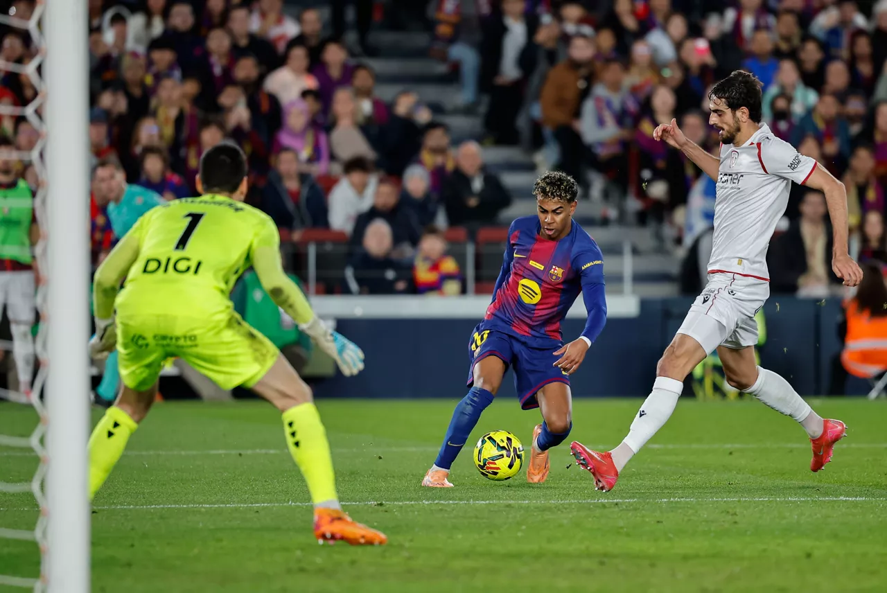 BARCELONA, 13/12/2025.- El delantero del FC Barcelona Lamine Yamal ante el defensa del Osasuna Alejandro Catena (d) durante el partido de la jornada 16 de LaLiga que FC Barcelona y Atlético Osasuna disputan este sábado en el Camp Nou. EFE/Andreu Dalmau

