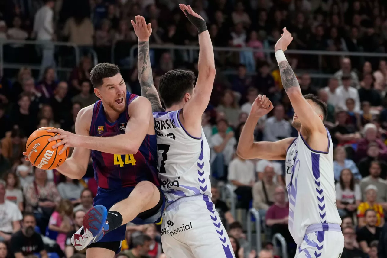 BARCELONA, 12/04/2026.-El jugador del Barça  J. Parra y el jugador del Surne Bilbao M. Krampelj, durante el partido de la jornada 26 de la Liga Endesa de Baloncesto entre el Barça y el Surne Bilbao, este domingo en Barcelona.EFE/ Enric Fontcuberta
