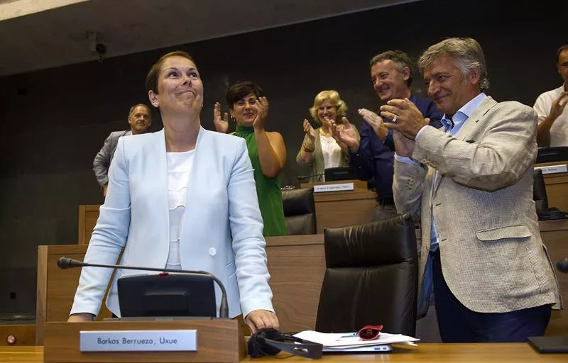 Uxue Barkos txalo artean Nafarroako Parlamentuan efe