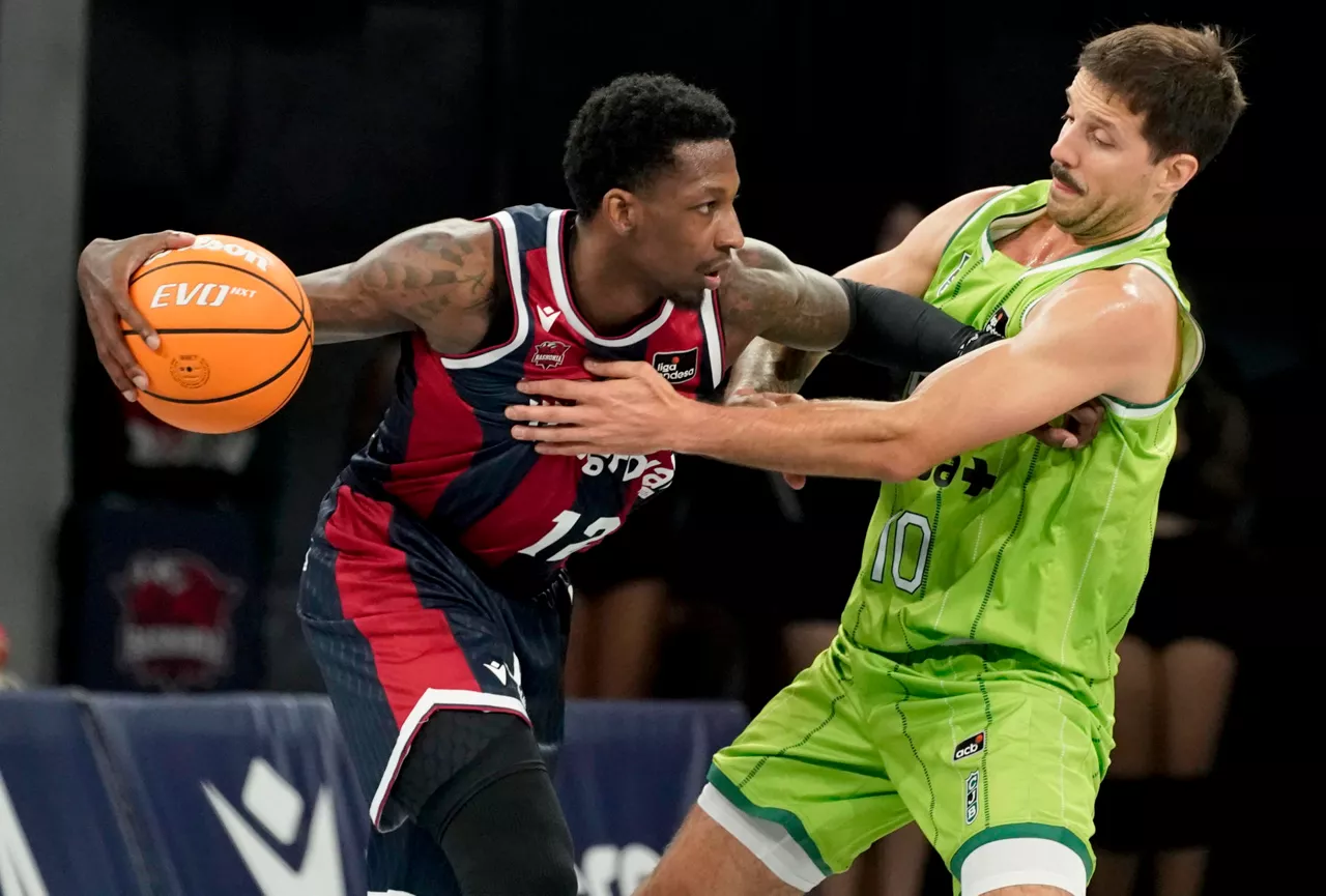 VITORIA, 11/10/2026.- El base del Joventut Nicolás Laprovíttola (d) defiende al escolta del Baskonia Damion Baugh (i) durante el encuentro de la Liga Endesa entre Saski Baskonia y Club Joventut Badalona celebrado este domingo en el Fernando Buesa Arena de Vitoria. EFE/ L. Rico
