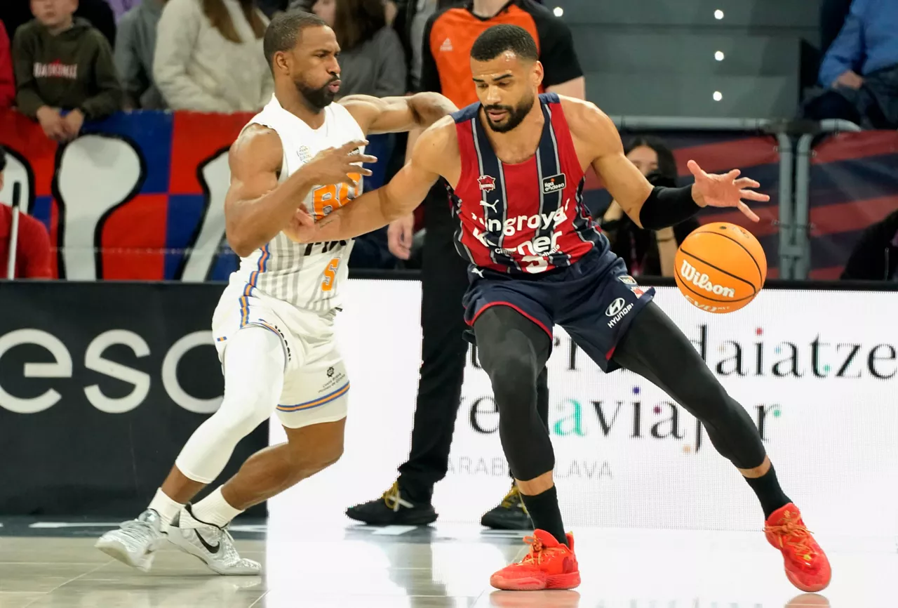 VITORIA, 22/03/2026.-El jugador del Kosner Baskonia Luwawu-Cabarrot y el jugador del Bàsquet Girona D. Needham, durante el pertido de la jornada 23 de la Liga Endesa de Bolncesto, este domingo en el en el Buesa Arena en Vitoria.-EFE / L. Rico
