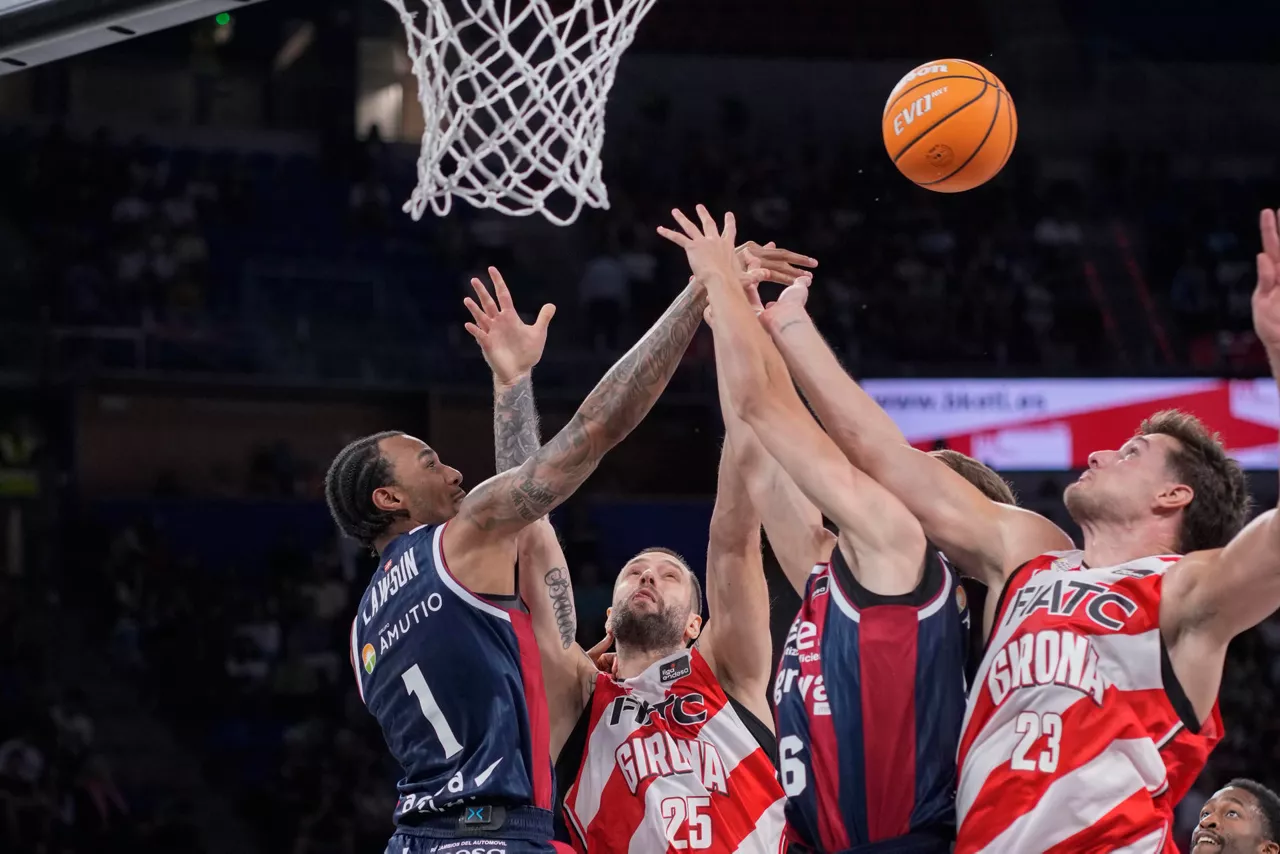 Vitoria, 04/10/2026.- Jugadores de Girona y Baskonia disputan un rebote durante el encuentro de la fase regular de la Liga Endesa que disputan este domingo en el Fernando Buesa Arena de Vitoria. EFE / ADRIAN RUIZ HIERRO
