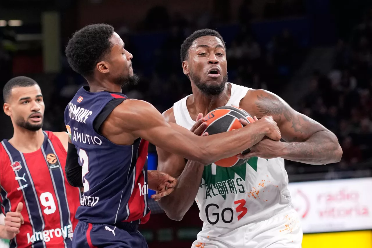 VITORIA, 30/01/2026.- Moses Wright del Zalgiris (d) en acción ante Kobi Simmons del Baskonia durante el partido de la jornada 25 de la Euroliga de baloncesto que disputan el Baskonia y el Zalgiris Kaunas este viernes, en el Fernando Buesa Arena de Vitoria-Gasteiz. EFE/ ADRIAN RUIZ HIERRO
