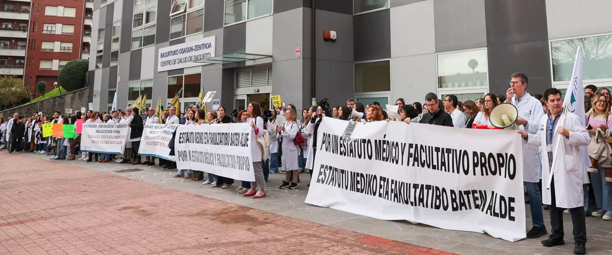 GRAFCAV7646. BILBAO, 12/12/2025.- Un momento de la concentración ante el ambulatorio de Basurto , en Bilbao convocada por el Sindicato Médico de Euskadi en el cuarto día de huelga del colectivo. EFE/Luis Tejido
