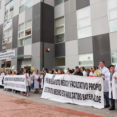 GRAFCAV7646. BILBAO, 12/12/2025.- Un momento de la concentración ante el ambulatorio de Basurto , en Bilbao convocada por el Sindicato Médico de Euskadi en el cuarto día de huelga del colectivo. EFE/Luis Tejido

