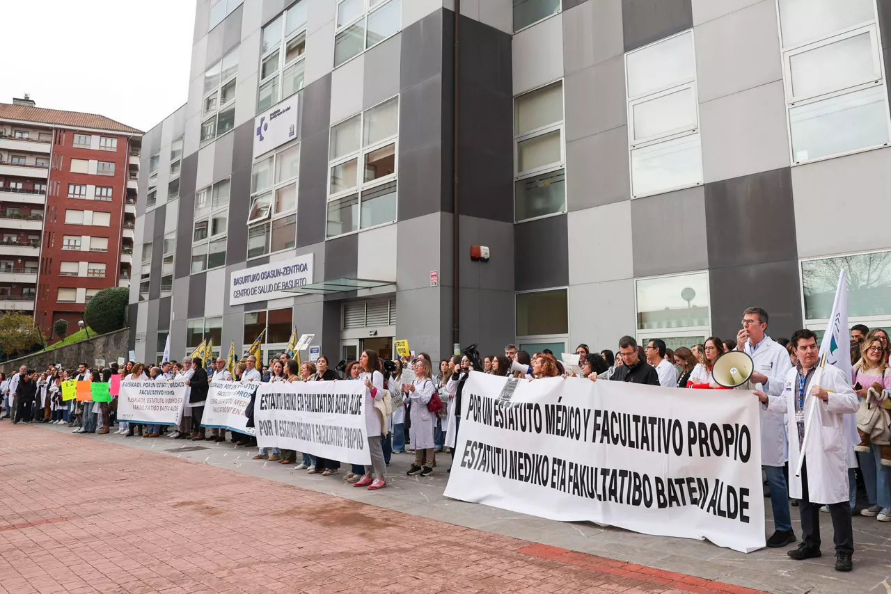 GRAFCAV7646. BILBAO, 12/12/2025.- Un momento de la concentración ante el ambulatorio de Basurto , en Bilbao convocada por el Sindicato Médico de Euskadi en el cuarto día de huelga del colectivo. EFE/Luis Tejido
