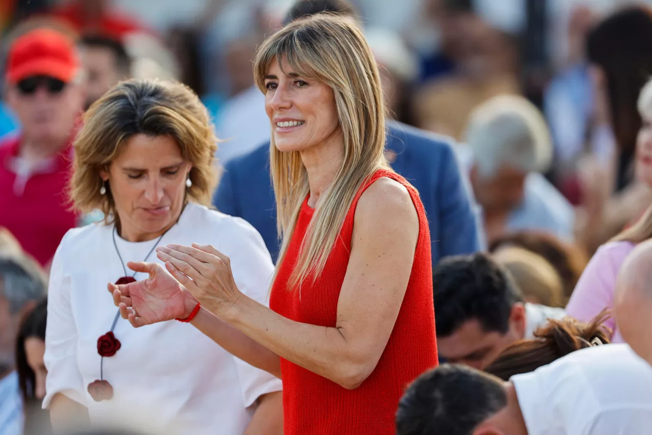 BENALMÁDENA (MÁLAGA), 05/06/2024.- La mujer del secretario general del PSOE y presidente del Gobierno, Pedro Sánchez, Begoña Gómez (c), durante un acto electoral de los socialistas en Benalmádena (Málaga), este miércoles. EFE/ Jorge Zapata
