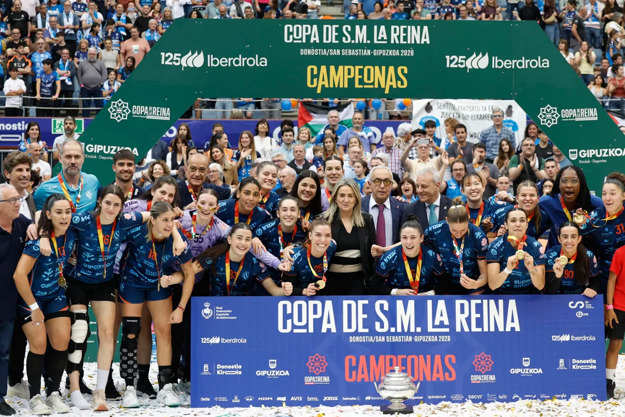 SAN SEBASTIÁN, 10/05/2026.- Las jugadoras del Super Amara Bera Bera celebran, en presencia de la ministra de Educación y Deportes, Milagros Tolón (c) su victoria en la final de la Copa de la Reina, disputada entre el Atlético Guardés y Super Amara Bera Bera, este domingo en San Sebastián. EFE/Juan Herrero

