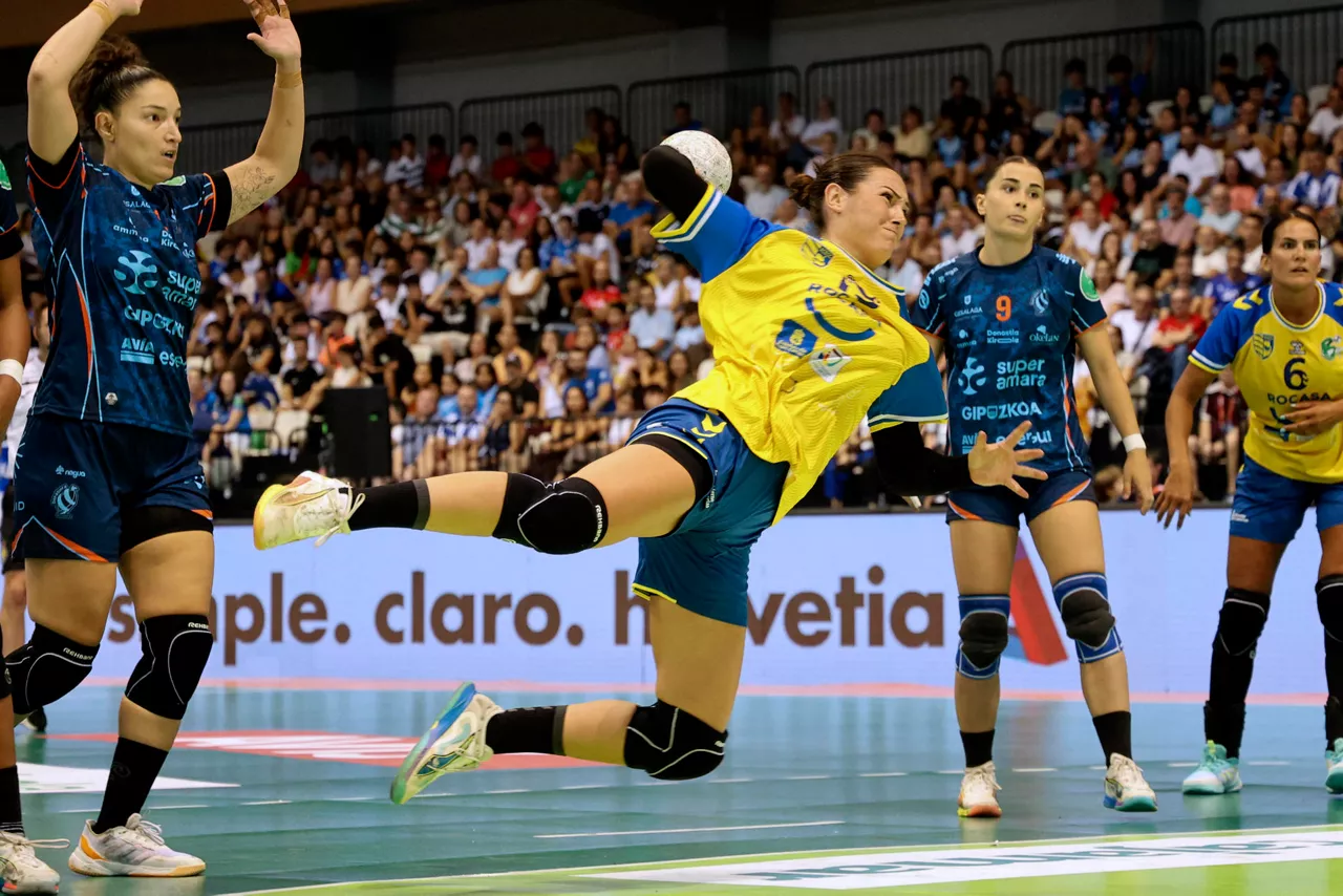 Vigo (Pontevedra), 05/092026.-La jugadora del Rocasa Botella pugna por un balón con la jugadora del Bera Bera Fresco, durante el partido de la final de la Supercopa de España femenina de balonmano, entre los equipos Rocasa Gran Canarias y el super Amara Bera Bera.-EFE/ Salvador Sas
