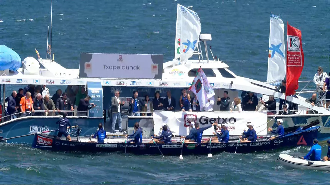 Bermeo Getxoko Ikurrina astintzen