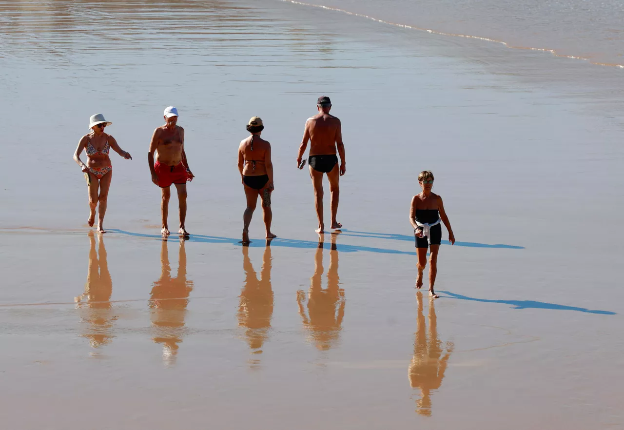 FOTODELDIA GRAFCAV8433. SAN SEBASTIÁN (ESPAÑA), 14/09/2026.- Bañistas disfrutan de un día soleado en la playa de la Concha de San Sebastián. Los cielos en el País Vasco se presentan este lunes poco nubosos, las temperaturas ascenderán, sobre todo las máximas, y el viento soplará flojo variable, con predominio del sur, y se fijará del nordeste al mediodía. EFE/Juan Herrero.
