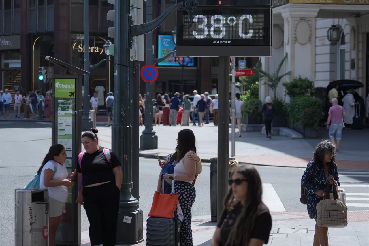 (Foto de ARCHIVO)

Un termómetro en la calle marca la temperatura, a 28 de mayo de 2026, en Bilbao, Vizcaya, País Vasco (España). La Agencia Vasca de Meteorología, Euskalmet, ha previsto para la jornada de hoy en Euskadi temperaturas rondando los 28-30 grados en puntos de costa, pero más cercanas a los 34-35 grados en el interior.



H.Bilbao / Europa Press

28/5/2026