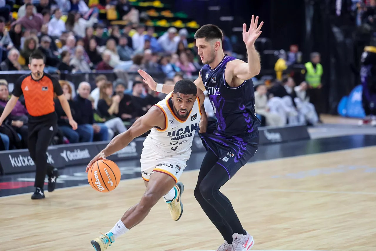 BILBAO (PAÍS VASCO), 10/01/2026.- El alero esloveno del Bilbao Basket Martin Krampelj en acción ante el base estadounidense del UCAM Murcia David DeJulius (i) durante el partido de la jornada 15 de la Liga Endesa, que disputan el Bilbao Basket y el UCAM Murcia este sábado, en Bilbao. EFE/ Luis Tejido
